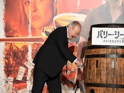 黒ひげ危機一発風のゲームに挑戦する加藤一二三。