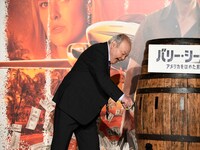 黒ひげ危機一発風のゲームに挑戦する加藤一二三。