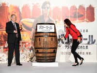 黒ひげ危機一発風のゲームに挑戦する（左から）加藤一二三、平野ノラ。