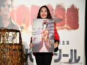 昔に撮った自身の写真を見せる平野ノラ。