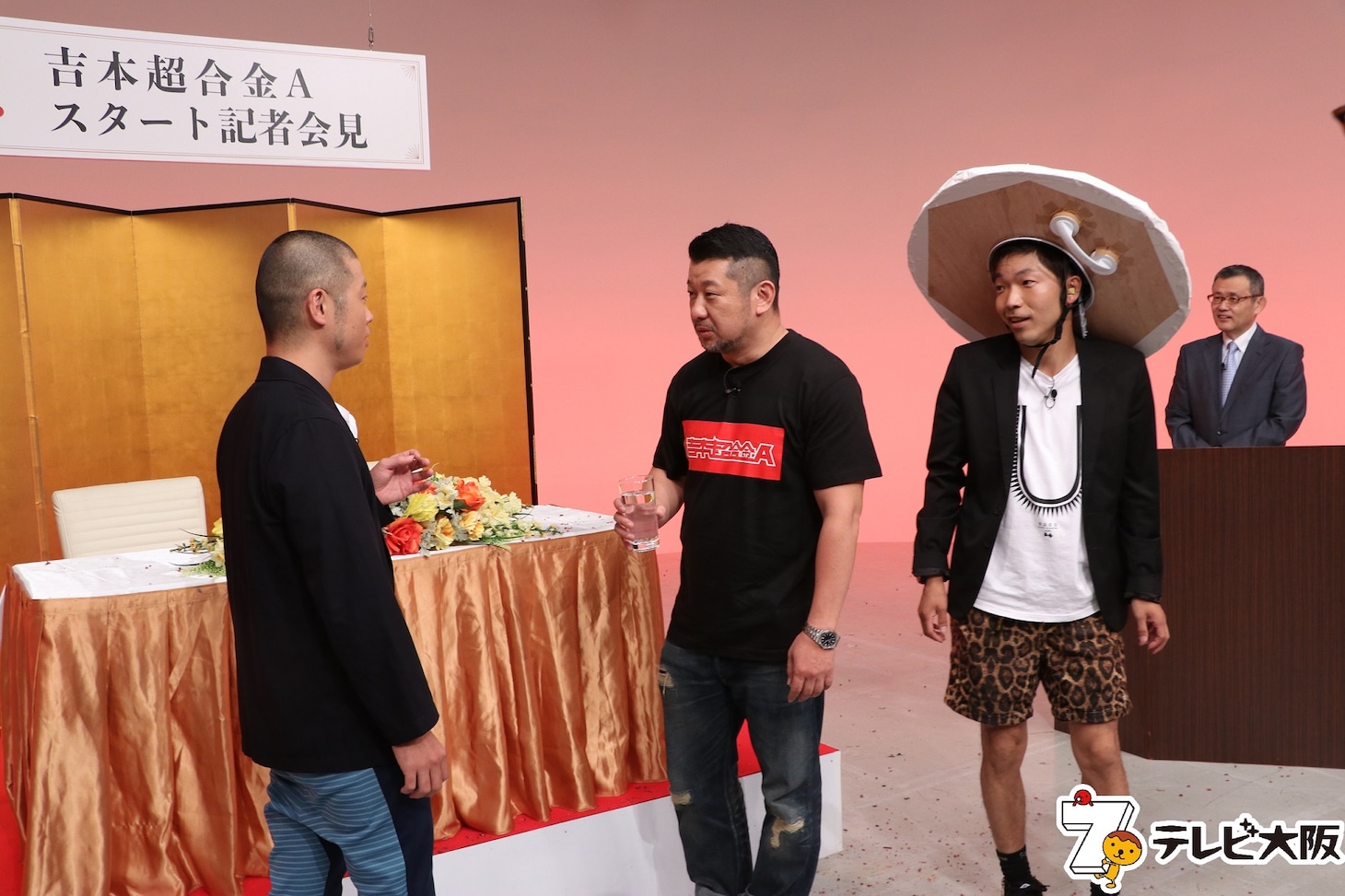 「吉本超合金A」スタート記者会見の様子。