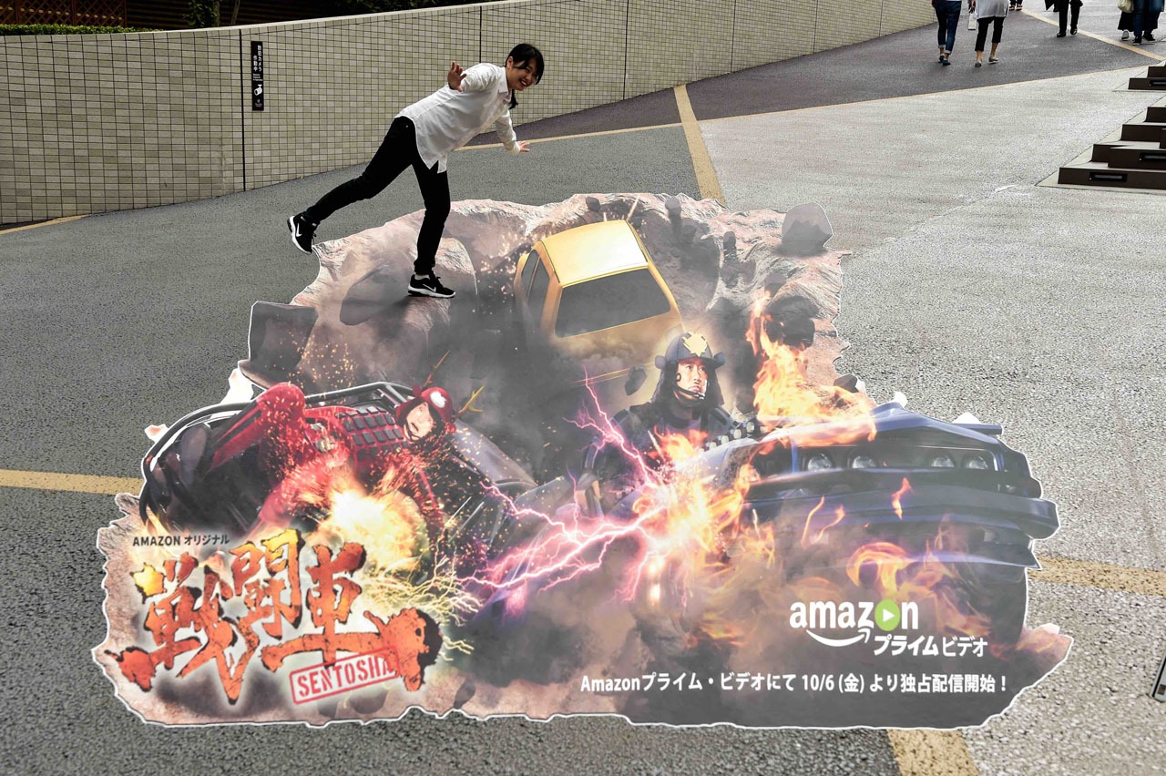 いちょう坂で展開されている「戦闘車」のトリックアート。