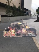 いちょう坂で展開されている「戦闘車」のトリックアート。