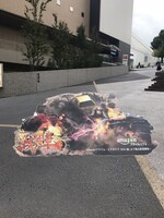 いちょう坂で展開されている「戦闘車」のトリックアート。