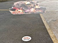 いちょう坂で展開されている「戦闘車」のトリックアート。