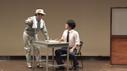 コント「職員室にて」のワンシーン。