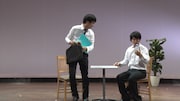 コント「探偵」のワンシーン。
