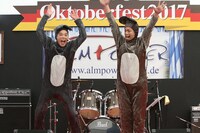 「爆チュー問題」のコントを披露する、（左から）爆笑問題・太田、香取慎吾。(c)フジテレビ