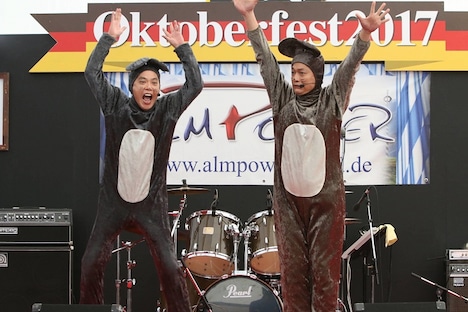 「爆チュー問題」のコントを披露する、(左から)爆笑問題・太田、香取慎吾。(c)フジテレビ