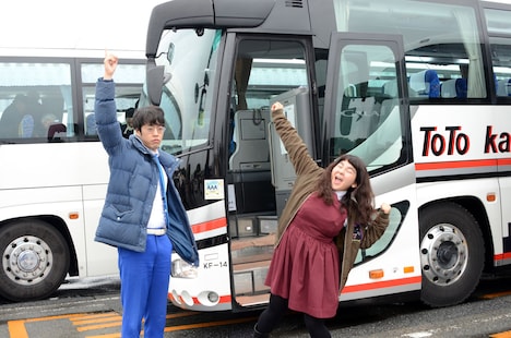 東京発のバスに乗り込むゆにばーす。