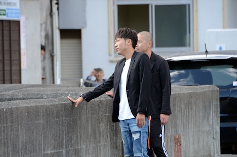 絶景に感じ入るアキナ。