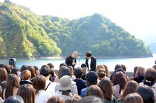 田子倉ダムで漫才を披露するアキナ。