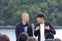 田子倉ダムで漫才を披露するアキナ。
