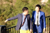 絶景に驚く和牛・水田（左）。