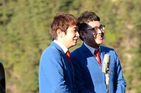 絶景をバックに漫才を披露する銀シャリ。