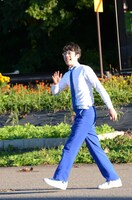 和牛と銀シャリの漫才をじっくり鑑賞するゆにばーす川瀬。