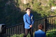 卒業生に言葉を贈る校長先生になりきる銀シャリ橋本。