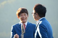 絶景をバックに漫才を披露する銀シャリ。