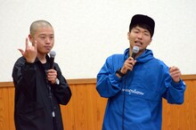 アキナ。「完璧」と言われてポーズを取る山名（左）。