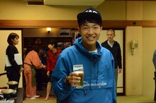 参加者と乾杯したアキナ秋山。