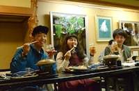 夕食を堪能するアキナ秋山、ゆにばーす・はら、コマンダンテ石井（左から）。