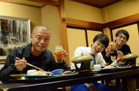 夕食を堪能するアキナ山名、ゆにばーす川瀬、コマンダンテ安田（左から）。