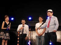 左から曽田茉莉江、ロマン峠、鈴木おさむ。(c)BSフジ