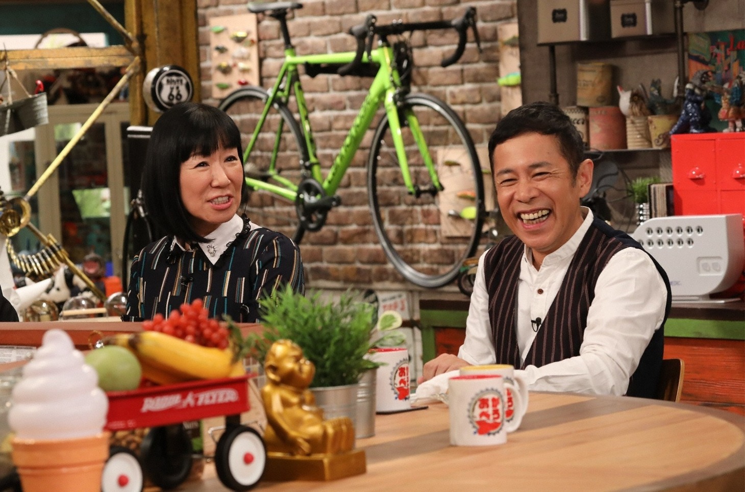 「おかべろ」に出演する（左から）ハイヒール・リンゴ、ナインティナイン岡村。(c)関西テレビ