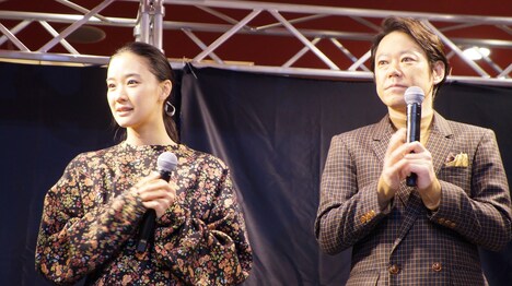 （左から）蒼井優、阿部サダヲ。