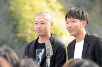 絶景をバックに漫才を披露するアキナ。