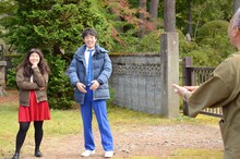 ガイドの説明を受けながら圓蔵寺を参拝するゆにばーす。