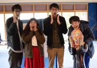 斎藤清美術館にて、コマンダンテ石井、ゆにばーす・はら、コマンダンテ安田、ゆにばーす川瀬。