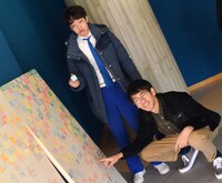 斎藤清美術館にてハンコを自作して楽しむゆにばーす川瀬とコマンダンテ安田。川瀬は「焼く前の焼き鳥」、安田は「ヤキソバ」をハンコにした。