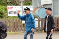 只見線乗車の出発式に登場したアキナ。