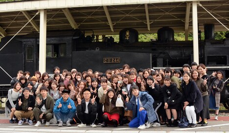 JR只見線会津柳津駅での記念撮影の様子。