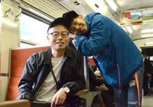 只見線ツアーを満喫するアキナ。