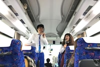 バス車内を盛り上げるゆにばーす。