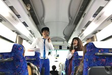 バス車内を盛り上げるゆにばーす。