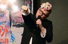 熱く語り、拳を突き出す野性爆弾くっきー。