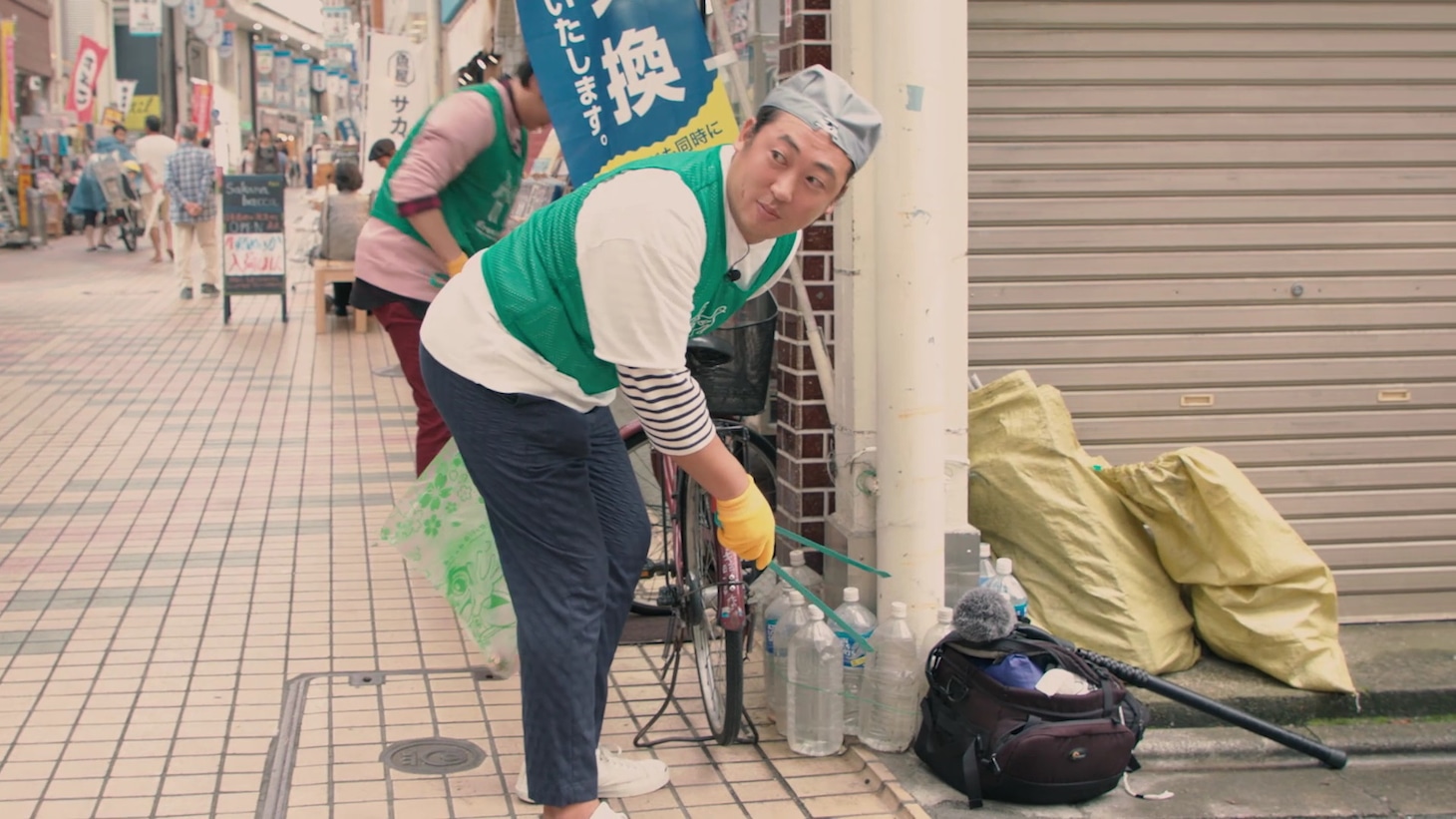 PR動画「#ちょいボラ with みちょぱ、ロバート」のワンシーン。