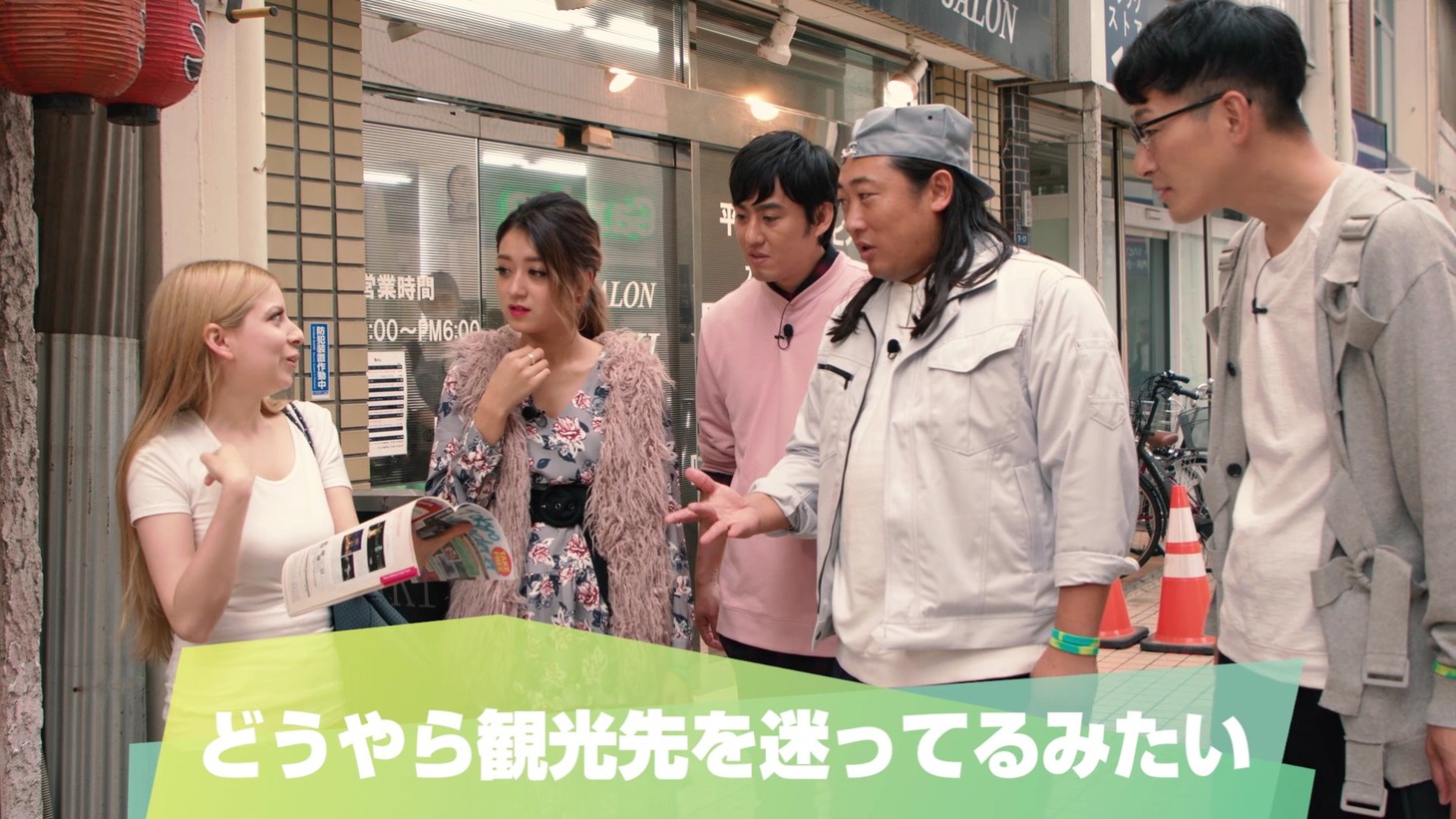 PR動画「#ちょいボラ with みちょぱ、ロバート」のワンシーン。