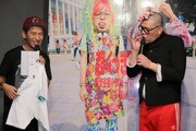 コラボした吉田ユニの穏やかさを語る野性爆弾くっきー（右）。