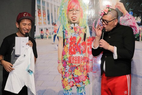 コラボした吉田ユニの穏やかさを語る野性爆弾くっきー（右）。