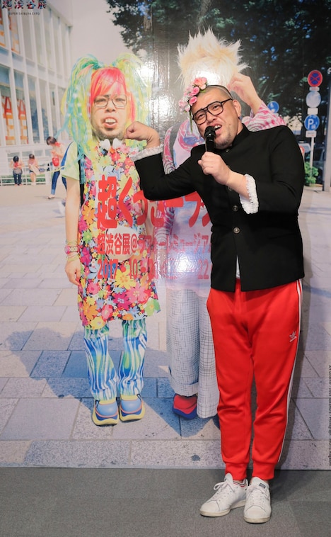 筋肉をアピールする野性爆弾くっきー。