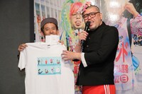 グッズを紹介するくっきー。