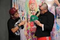 グッズを紹介するくっきー。