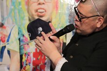 自身の頭蓋骨が刺繍されたキャップを紹介する野性爆弾くっきー。