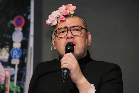 会見の最後に熱く語る野性爆弾くっきー。