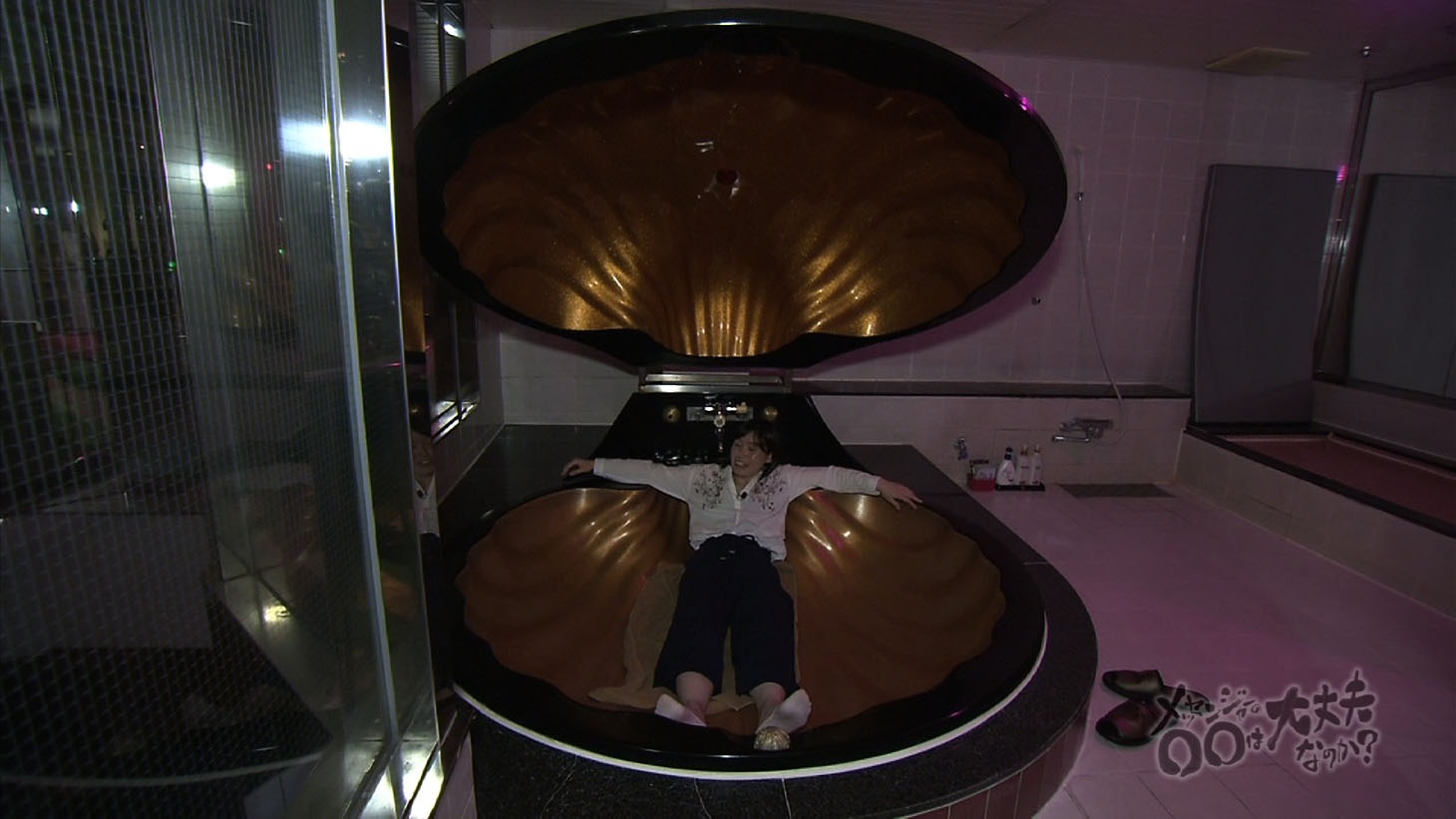 尼神インター誠子によるラブホテルレポートの様子。(c)MBS