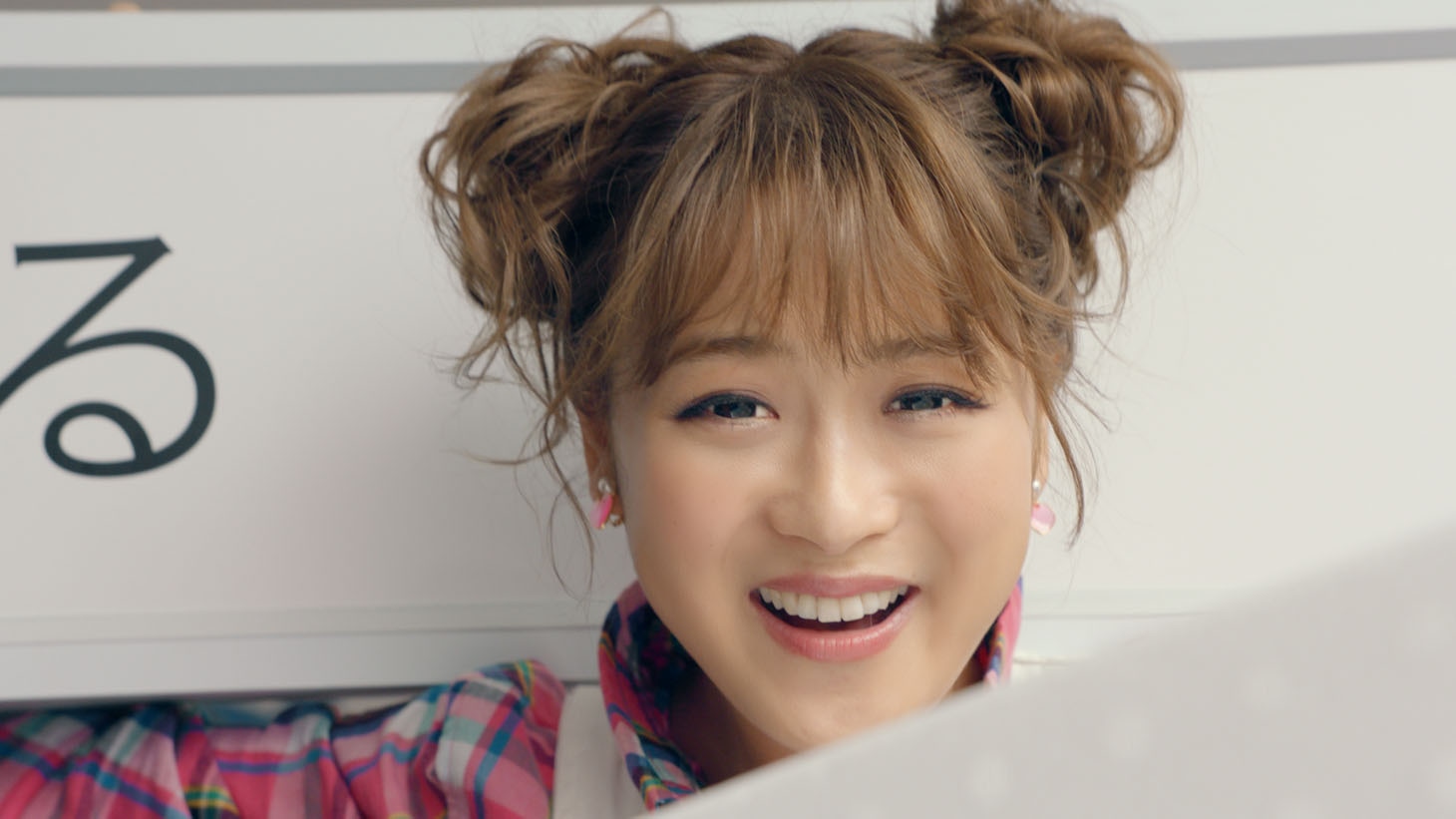 CM「とつげき！さとふる篇」のワンシーン。